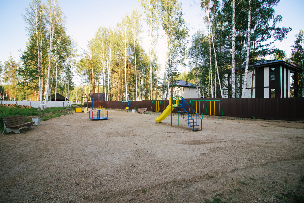 Установлены две детских площадки в поселке "Соболь" №1