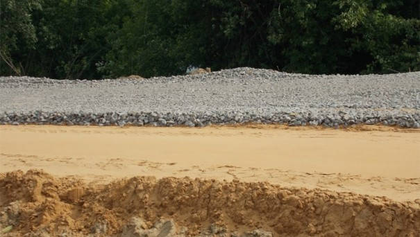 Заканчиваются работы по укладке скального основания под асфальтовую дорогу в парке Ежевика