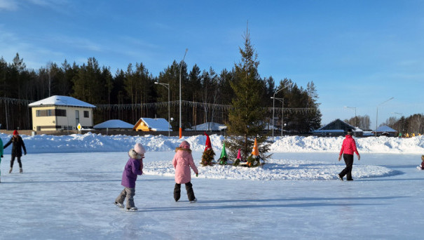 В «Заповеднике» на центральной площади залили каток