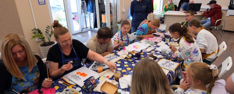 В посёлке «Заповедник» прошел мастер-класс по росписи одежды