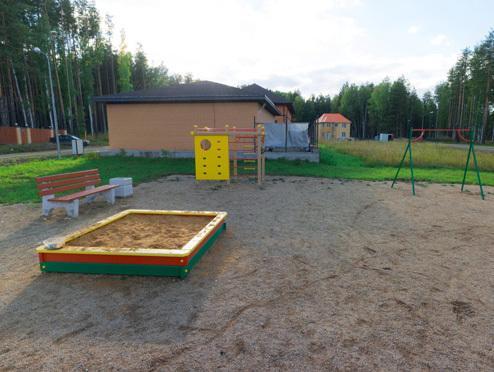 Детская площадка в поселке 