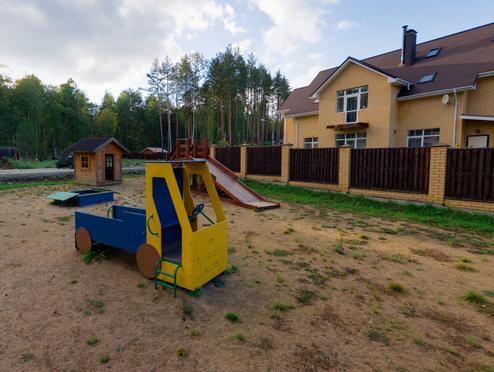 Детская площадка в коттеджном поселке 