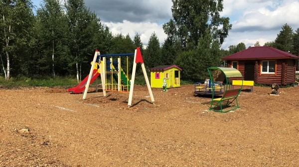 Житель поселка "Филино" сделал детскую площадку - вид №1