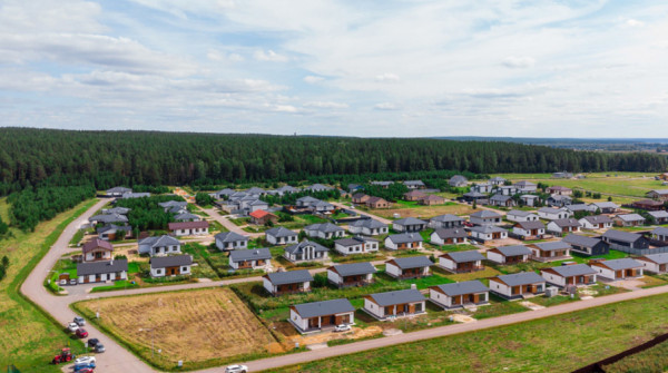 Коттеджный поселок "Радость" с высоты птичьего полета - август 2025 года - вид №1